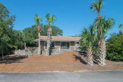 Image de Steps away from the beach