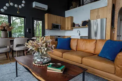 Image de New build-King bed-private outdoor spa with sauna, soaking tub and shower