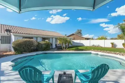 Image de Tranquil one story house with the huge pool and backyard