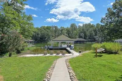 Image de Welcome to your Blue water Escape! A cozy 3-bedroom home on Lake Anna waterfront