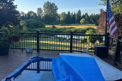 Image de 4bedroom house with large yard on the water, 2 decks, hot tub. Animals welcome.