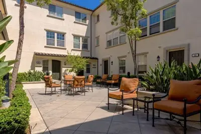 Image de 3-bedroom condo in delightful Irvine with Ac