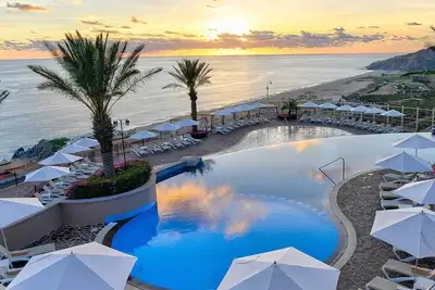 Image de Imagine waking up to Pacific Ocean views, golden sunsets, and oceanfront suites!