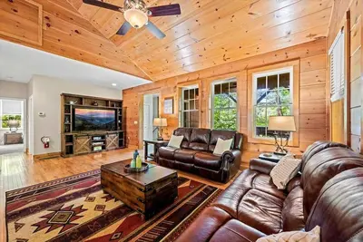 Image de Secluded Mountain Top with Game Room and Fire Pit Near Boone
