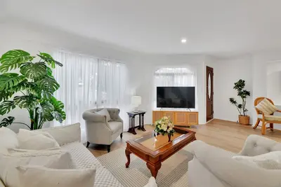 Image de Homely 3-Bed Townhouse with Pool & Gym Access