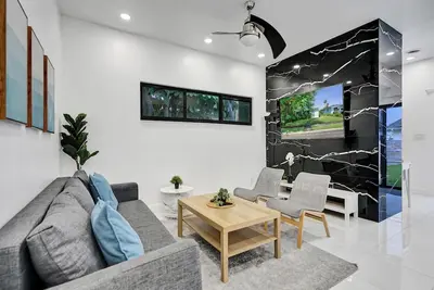 Image de Palm Breeze Getaway. Close to Beach & Downtown