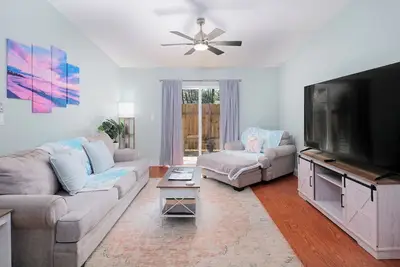 Image de Bright & Comfortable Retreat for up to 7 + a baby, Close to Everything!