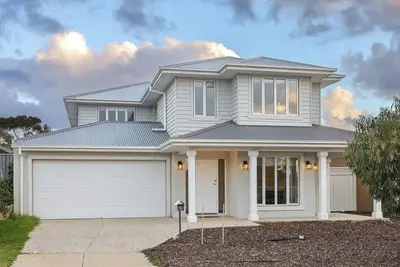 Image de Huge Coastal 5 Bed & Bath Retreat in popular Cowes, just metres from “The Block”