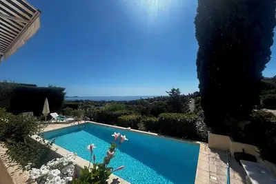 Image de Villa avec vue magnifique sur la mer et piscine.