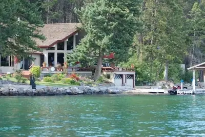 Image de Flathead lakefront! with perennial Gardens & Sweeping Mtn lake views with Beach!