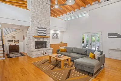 Image de Central Atx, Spacious Yard, Family Friendly - The Library