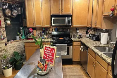 Image de Sunny Character Filled Apartment in Ukrainian Village Chicago