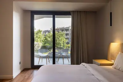 Monochrome - 2 Bed - Garden View - Sf