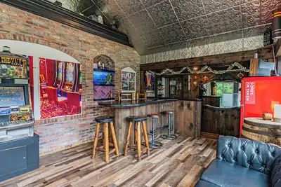 Image de 5br Escape w/ Hidden Speakeasy, Theater, Hot Tub