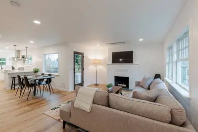 Image de Modern Retreat in a Newly Renovated Ballard Craftsman - Near Shops, Cafes, Parks