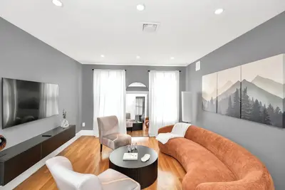 Image de 4bd 2ba Spacious Duplex W/Parking. Walking Distance to Mbta & Restaurants