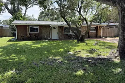 ⚾ Stay steps from Phillies Spring Training!