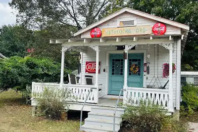 Image de Charming old country store style residence in the town of Brent, Alabama.