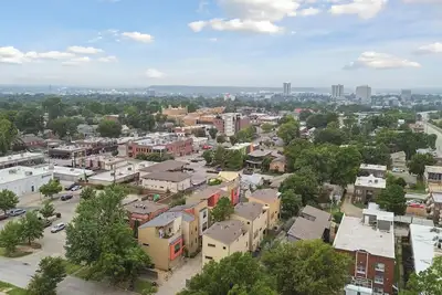 Image de Luxury 3-Story Urban Condo on Cherry Street in Tulsa. 5min to Bok Center