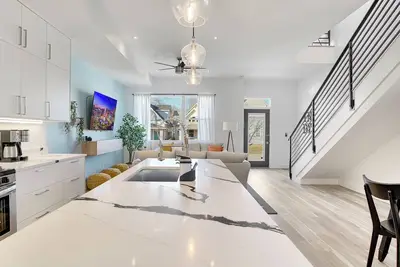 Image de Bright + Modern Fountain Square Home - 4br, Hot Tub, Sleeps 12