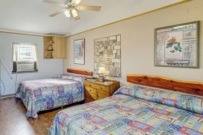 Image de On-Site Hiking Trails: Cozy Lake Whitney Studio!
