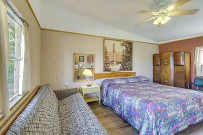 Image de Easy Lake & Hiking Trails Access: Whitney Studio