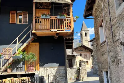 Image de Possibly the most romantic house in the Italian alps.
