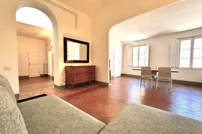 Image de Pilgrims- behind the Cathedral