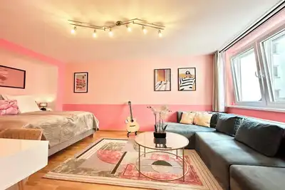 Image de Superb 2-Bedroom Apartment 1-Minute from Stadtpark