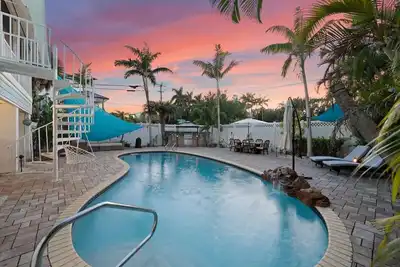 Image de Peaceful Siesta Key home. Private pool/hot-tub and grounds. 1-min walk to beach, 7-min to dining!