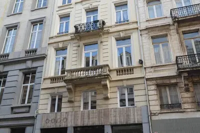 Image de Loft Design avec Mezzanine au Cœur de Bruxelles – Parc Royal