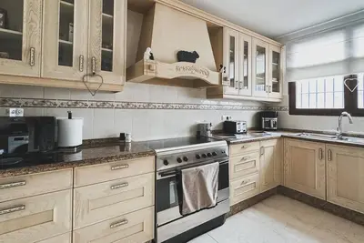 Image de Large house situated in olive groves with stunning views of the Nevada mountains
