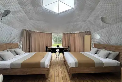 Image de Grand Luxe Geodome Glamping with 2 Queen beds North