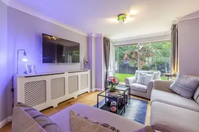 Image de Homely 4 Bedroom House Addlestone
