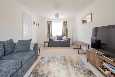 Image de 4-Bed Home with Garden & Parking – Nr Hosp & City