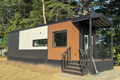Image de Brand new tiny home located directly on Merrymeeting Bay. Serene retreat. .