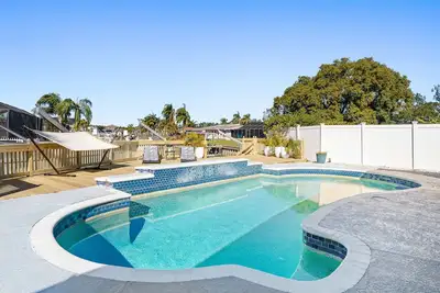 Image de Shores Retreat. Waterfront pool Home near the airport