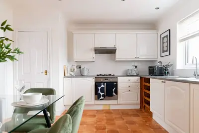 Image de Spacious Home | Driveway Parking | Minutes from M1