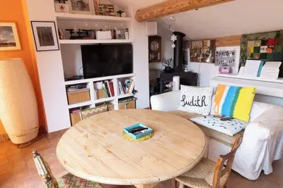 Image de Grande maison de village dans la Provence des lavandes. Idéal pour les familles