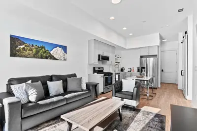 Image de Modern 2b Condo with Sofa Sleeper