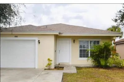 Image de Coastal Retreat 3-Bedroom Home with Pool