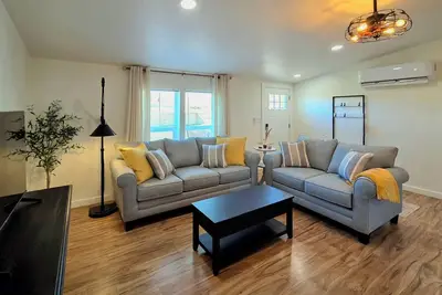 Image de Cottonwood Cottage -updated home on 2 country acres, large yard, tons of parking