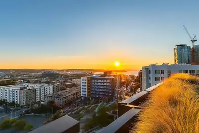 Image de Luxury View Suite - King Bed - Huge Balcony - 10 Minute Walk To Stadiums