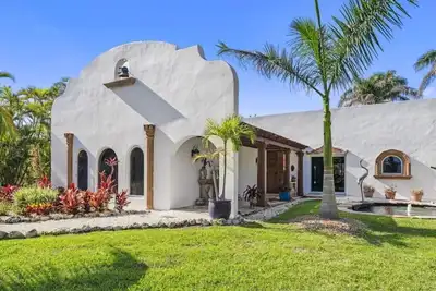 Image de Architectural Charm Meets Island Luxury on Sanibel