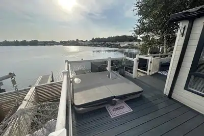 Image de luxury lodge with hot tub, on the lake, pet friendly at tattershall lakes