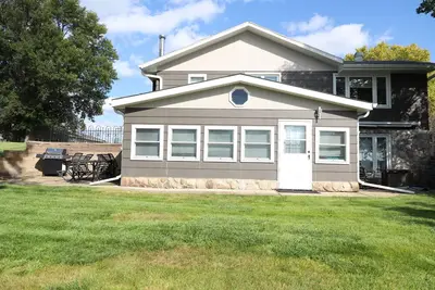 Image de Escape to a relaxing lakeside cabin on Mina Lake.