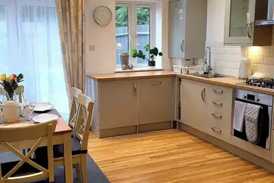 Image de Family-Friendly 3-Bedroom Home in Tolworth with Easy London Access
