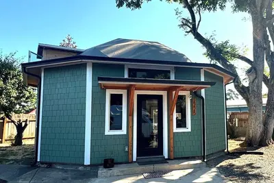 Image de Dome Sweet Dome — Eugene’s Green Dome\nAutzen, Uo, Hayward & Oakway Center