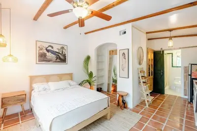 Image de Charming 1 bed Apartment in lovely Miami with Ac, Tropical Food Forest Garden