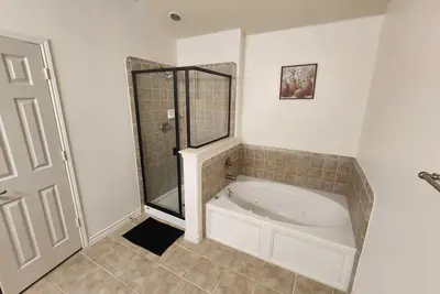 Image de Spacious 3 bedroom, 2-bathroom home blends quaint charm with modern comfort.